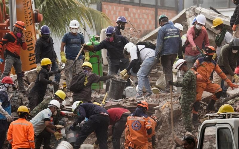 Ecuador envía 35 rescatistas y equipos técnicos a Colombia tras sismo de magnitud 7,4