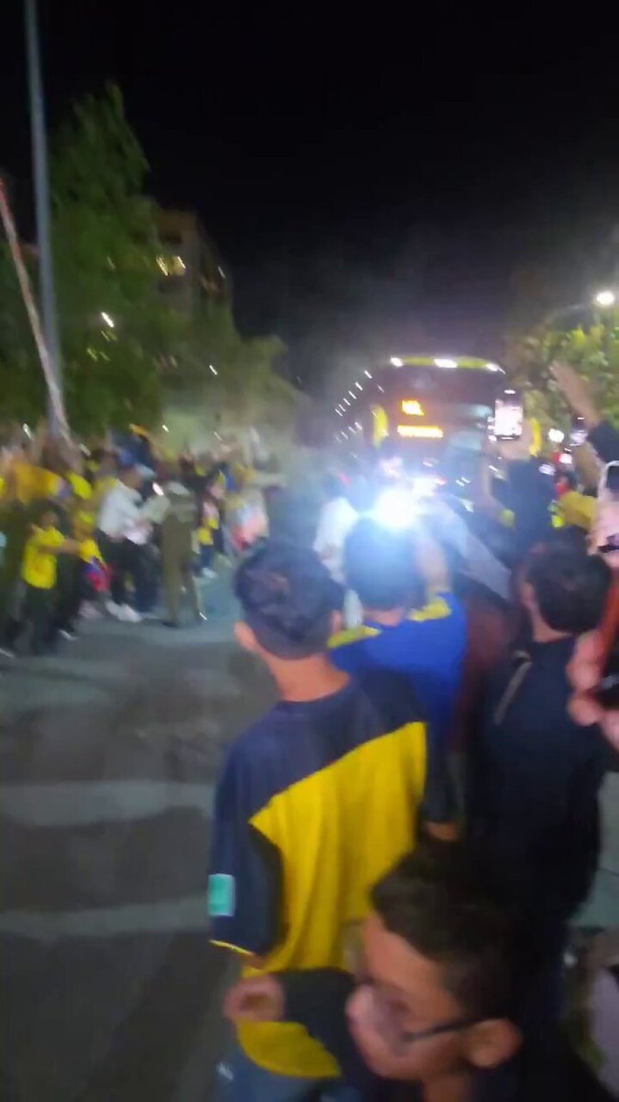 🔵 ¡Banderazo en Santiago! La Tri llegó a Chile y fue recibida con cánticos y aliento por la afición tricolor. Este martes 25 de marzo, Ecuador se mide ante la ‘Roja’ en un duelo clave por las Eliminatorias. 
¡Vamos por esos tres puntos! ⚽💛💙❤️
