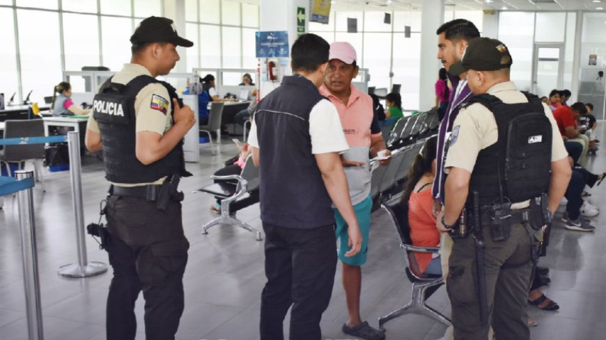 🔵 ​Lucha contra la corrupción: El Registro Civil, en conjunto con Policía Nacional y Fuerzas Armadas, ejecuta operativos para desmantelar oficinas de tramitadores que cobraban por obtener turnos para cédulas y pasaportes, un servicio que es completamente gratuito.