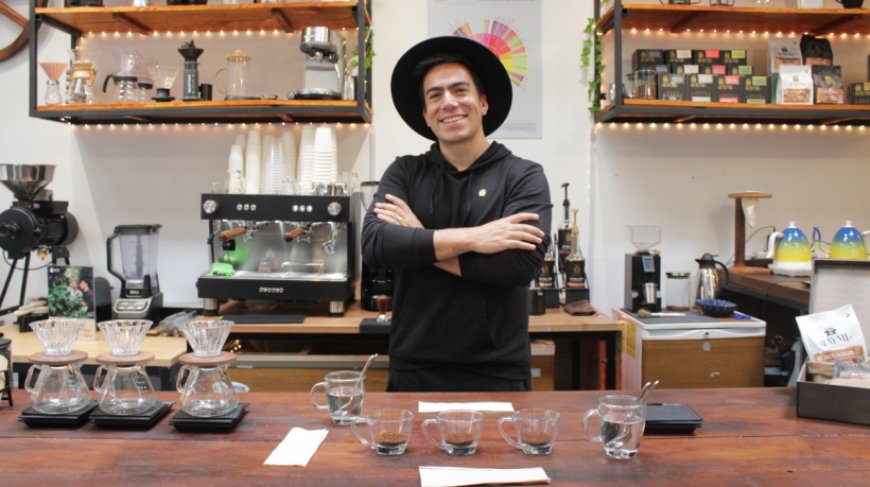 🔵 Con pasión y orgullo ecuatoriano, Damián Bernal, 'El Champ', ha conquistado las redes y MasterChef Celebrity Ecuador 2. Desde su receta de tigrillo hasta su amor por la gastronomía local, demuestra que Ecuador tiene lo mejor. #ElChamp #OrgulloEcuatoriano #MasterChefEcuador