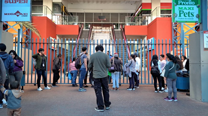 🔵 Disfrazados de médicos y con pelucas, al menos 10 asaltantes intentaron robar un camión blindado dentro del centro comercial en Quito. La rápida acción policial frustró el atraco, que dejó un fallecido y un guardia herido. El hecho generó pánico y confusión entre trabajadores