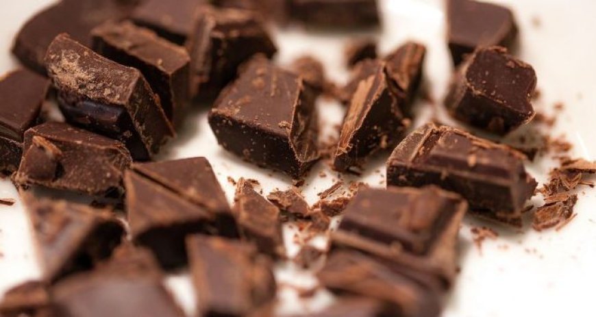 🔵 El chocolate ecuatoriano es mucho más que un postre: es historia, técnica y excelencia. Marcas como Bios y Pacari brillan en los Ecuador Chocolate Awards 2024. ¿Quieres aprender a catar como un experto? No muerdas, deja que se derrita y descubre sabores ocultos: flores,