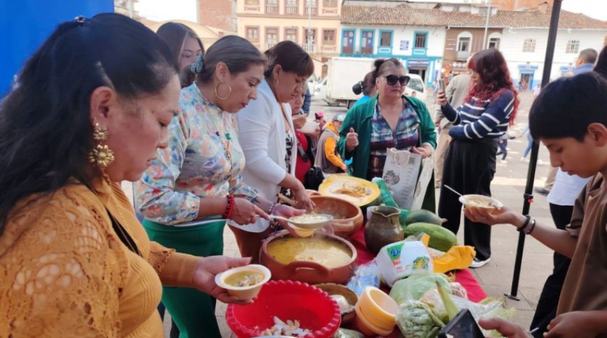 🔵 ¡Fanesca en Cuenca con sabor a tradición! Este 16 de abril, siete mercados competirán por el mejor plato típico en la segunda edición de la Ruta de la Fanesca. Con precios desde $1,50, chiva incluida y recetas con toque cuencano, no te pierdas este recorrido de sabor y cultura