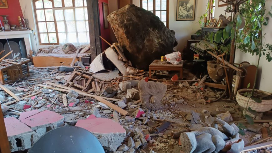 🔵 Una enorme roca cayó sobre una vivienda en Quito y destruyó parte del techo y la estructura. Afortunadamente, no hubo heridos, según el reporte de Bomberos.
La emergencia ocurrió en la madrugada del 12 de abril. El COE Metropolitano y Bomberos ya brindan asistencia a los