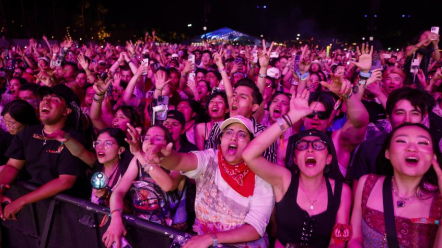 🔵 ¡Retumbaron los corridos en Coachella! Peso Pluma, Tito Double T y Junior H pusieron sabor mexicano en el desierto de California durante el primer fin de semana del festival. Las banderas ondearon, la fanesca sonó y los corridos tumbados se tomaron el escenario. #Coachella2025