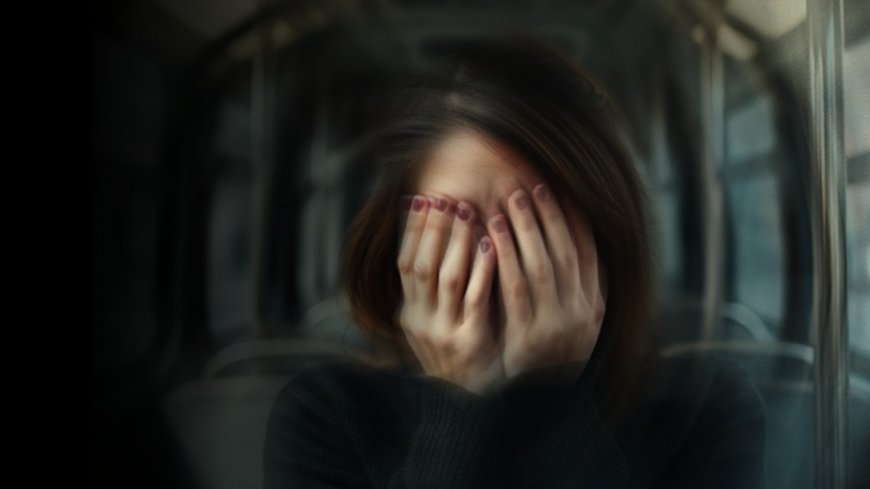 🔵 Una madre denunció que su hija fue violada por el cobrador de un bus de la cooperativa Quiteño Libre, mientras el conductor presenciaba el hecho sin intervenir. El caso ya está en manos de la Fiscalía. La víctima y su familia han recibido amenazas. #JusticiaParaLorena #Quito