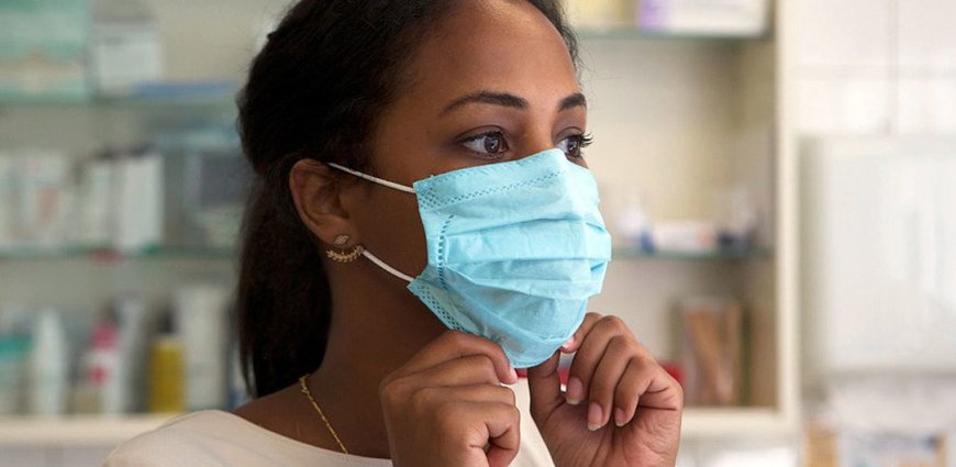 Personal y población estudiantil de las unidades educativas de Manabí, Santo Domingo de los Tsáchilas, Pichincha y Guayas deberán usar mascarillas de maner a obligatoria, desde este lunes 5 de mayo. Así lo ordenó el Ministerio de Educación, en medio del reporte de crisis de…
