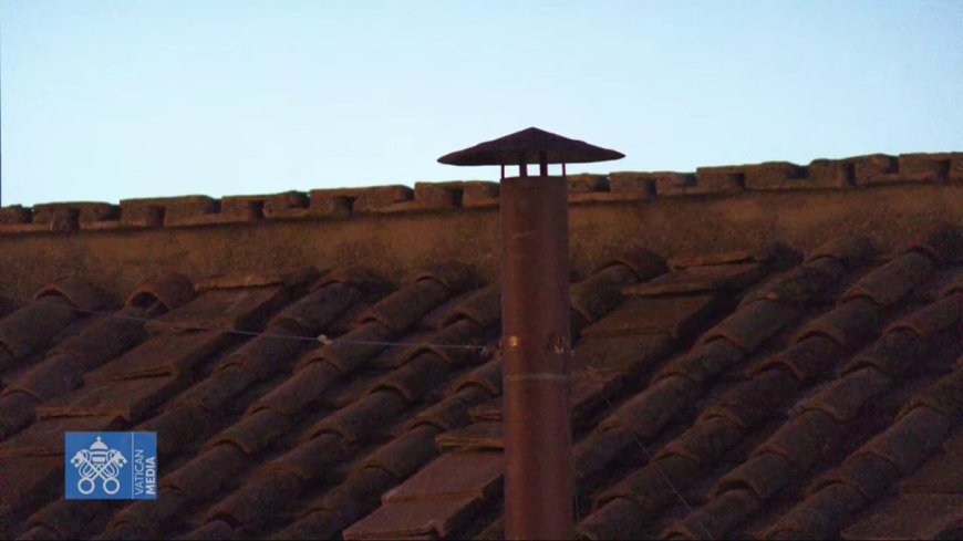 ¡Humo negro en la Capilla Sixtina!