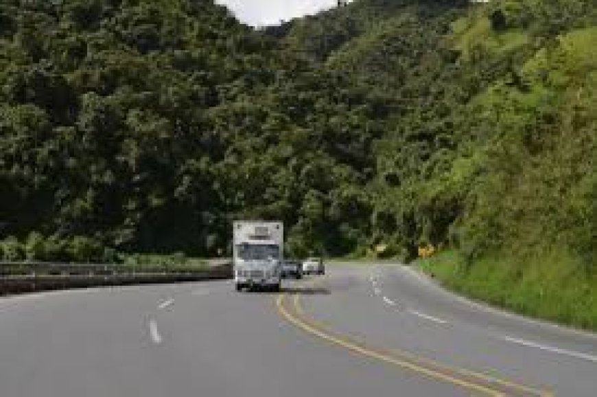 Vía Alóag - Santo Domingo cerrada por una semana por riesgo de derrumbes