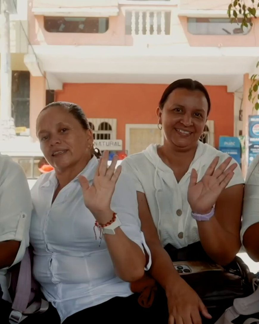 🔵 ¡Una nueva oportunidad está a un clic! Inscríbete en #EllasCreanFuturo y prepárate para aprender, crecer y transformar tu vida. 👉 Revisa las redes sociales del @minmujerddhh_ec y conoce cómo participar paso a paso.