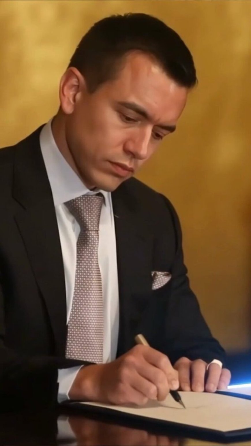 Somos un Gobierno de acciones. Nuestra planificación, estrategias y políticas tienen un solo propósito: el desarrollo de la gente. 🔹Garantizamos la energía para el progreso de los ecuatorianos y el fortalecimiento de la productividad en los sectores. ✅Somos #ElNuevoEcuador.