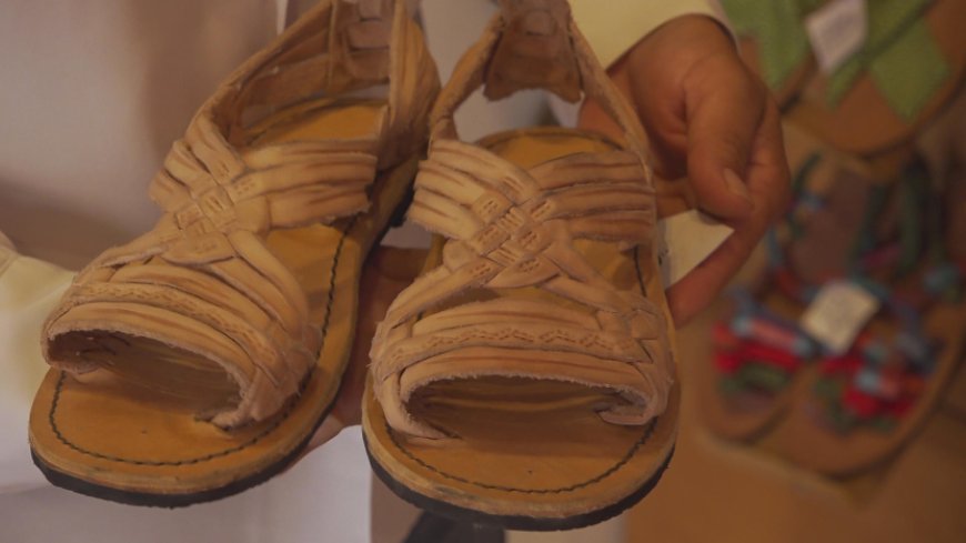 Adidas se disculpa por apropiación cultural de huaraches en Oaxaca