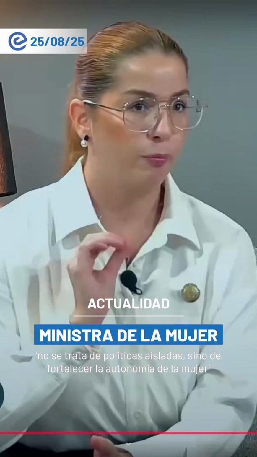 🔵 La mujer en el centro