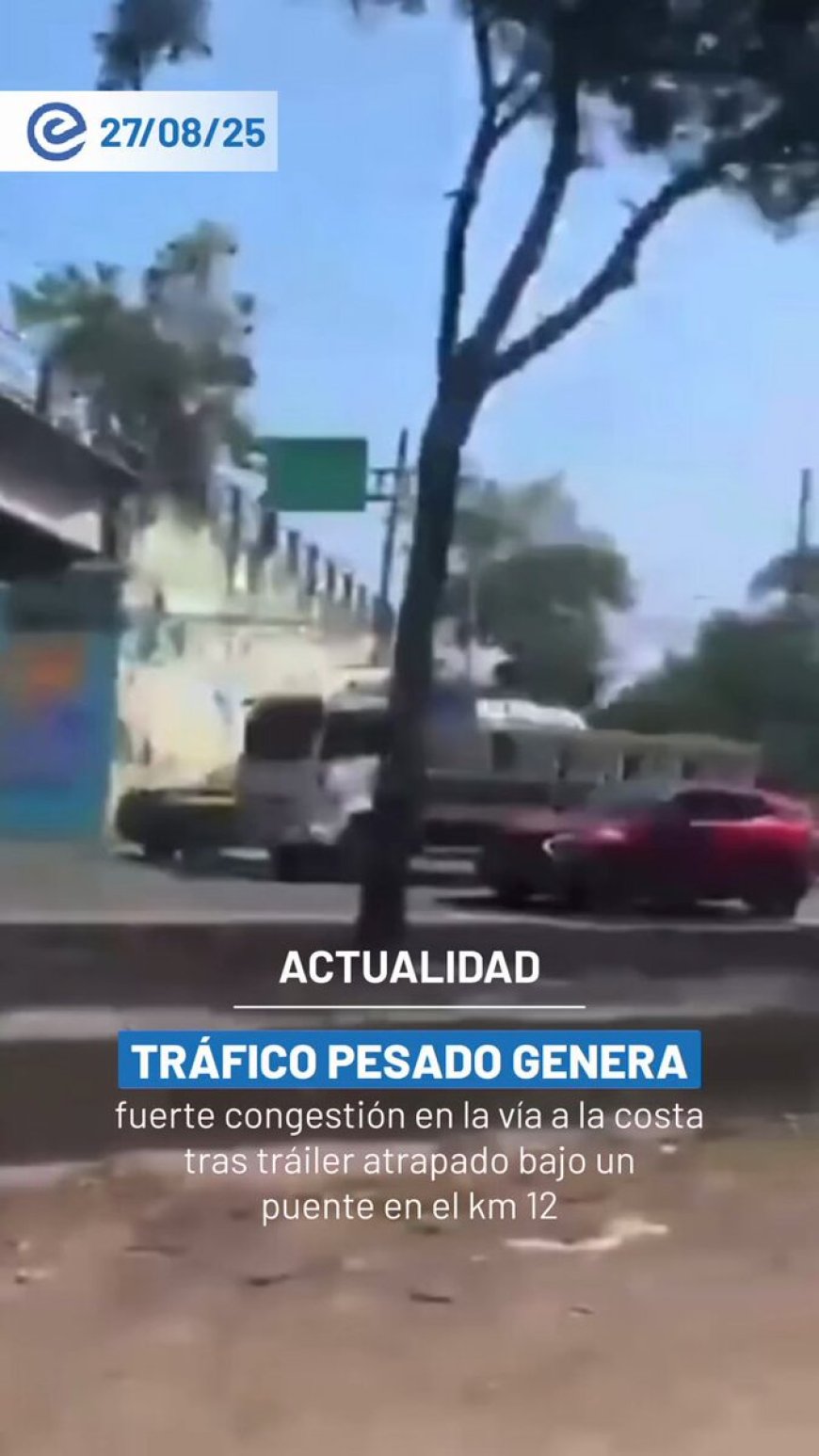 Tráfico pesado en Guayaquil | Tráiler atrapado bajo puente causa congestión