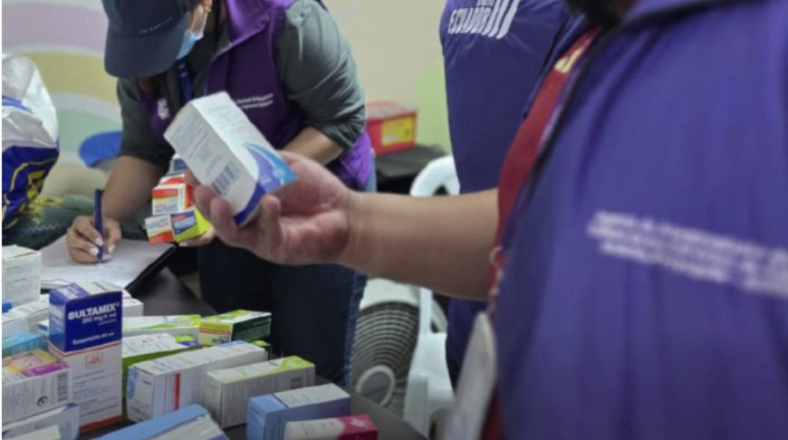 Fentanilo y más de 2.000 medicamentos prohibidos eran vendidos en carpas y farmacias clandestinas frente a hospitales de Durán. Arcsa y Acess decomisaron los productos y clausuraron los locales para proteger la salud pública. #SaludSegura #Ecuador