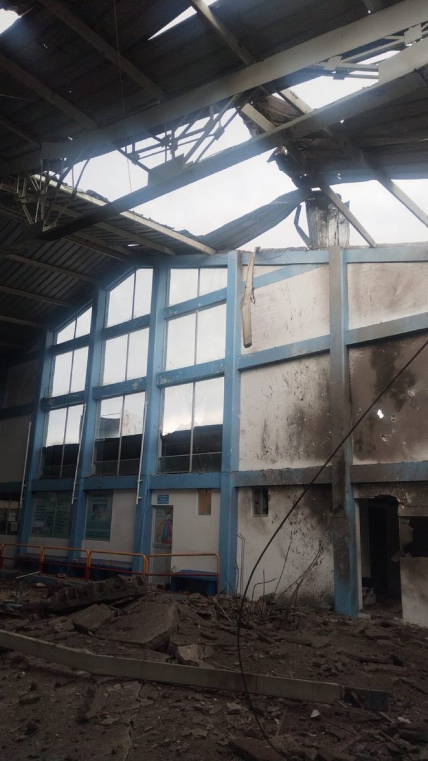 Una explosión en la piscina de la Concentración Deportiva de Pichincha, al norte de Quito, dejó un herido y obligó a evacuar a siete personas. Bomberos confirmaron que la causa fue la explosión de una caldera, que provocó daños estructurales en techos y muros.
