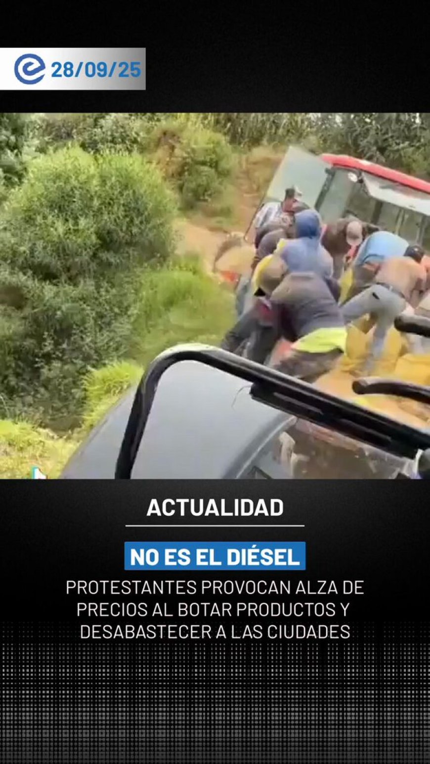 🔵 No es el diésel. Son las papas que los protestantes tiran para bloquear el paso y desabastecer mercados. El resultado: encarecimiento de productos y riesgo directo para las familias ecuatorianas.