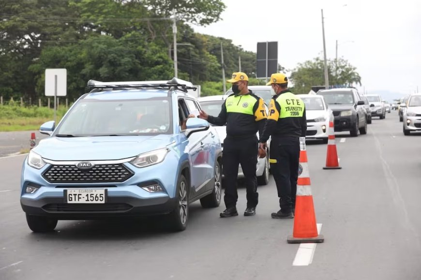 Más de 60.000 vehículos salieron de Guayaquil a las playas en este feriado por el 9 de Octubre Personal de la Comisión de Tránsito del Ecuador (CTE) está desplegada en el peaje de Chongón.