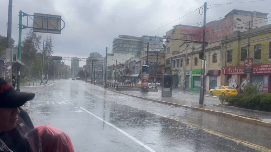 Lluvia dispersa a los manifestantes. #Quito