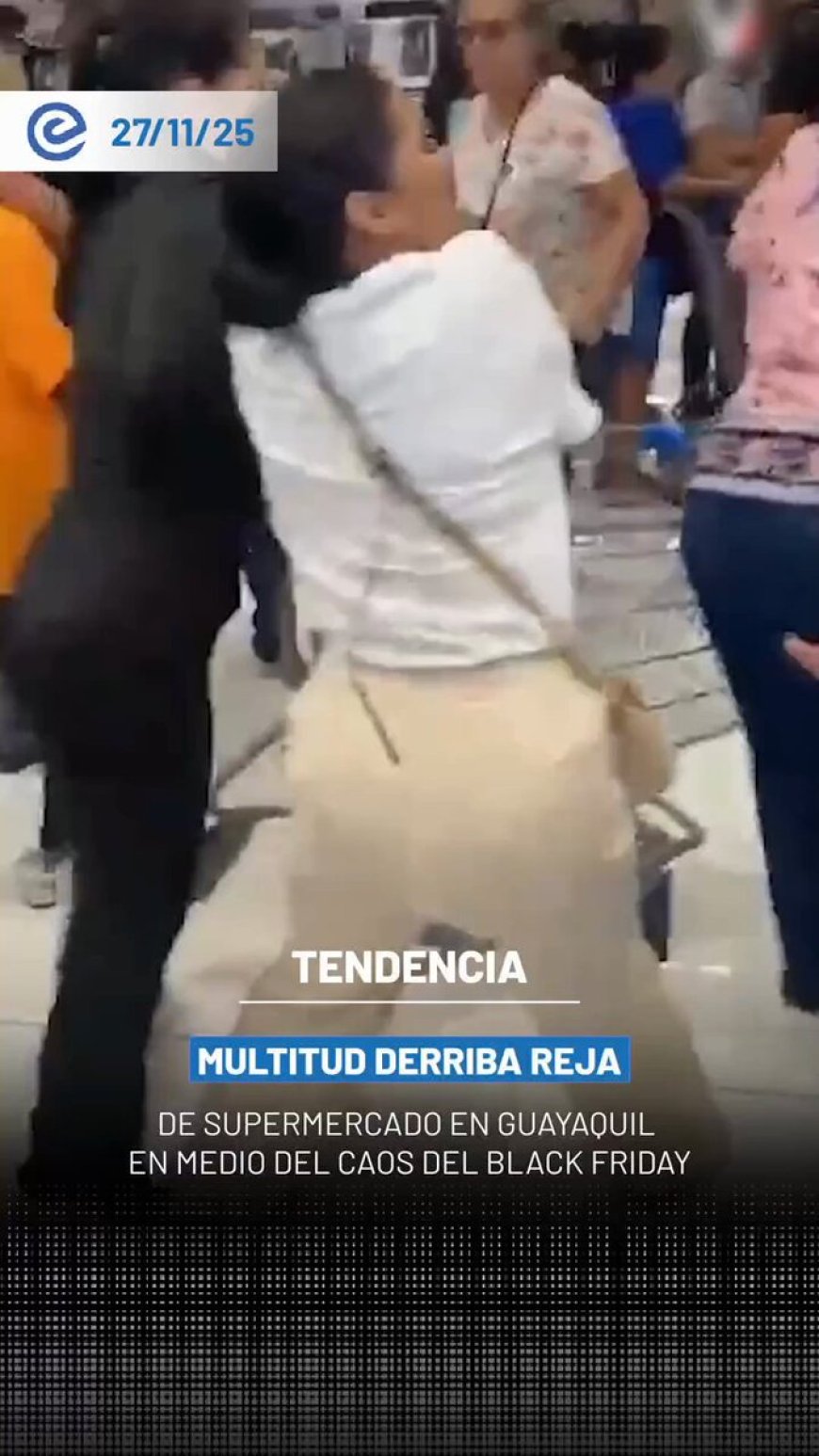 Caos en Guayaquil por el Black Friday: Multitud derriba reja de supermercado
