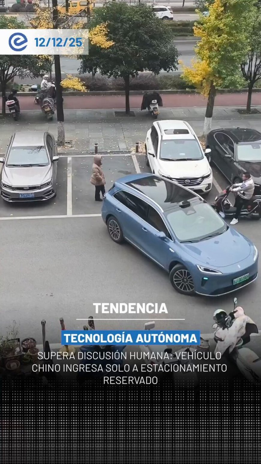 🔵 Una discusión por un espacio de estacionamiento terminó en sorpresa cuando un auto chino activó su sistema automático y se parqueó solo, ignorando el intento de una mujer por “reservar” el lugar para su esposo.