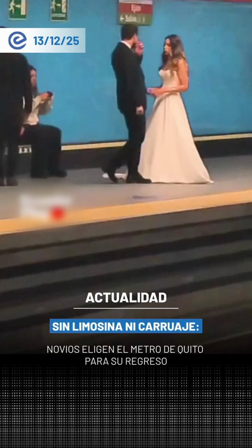 🔵Una joven pareja de recién casados fue vista regresando a casa en el Metro de Quito, una escena que llamó la atención de otros pasajeros por su sencillez y simbolismo.
