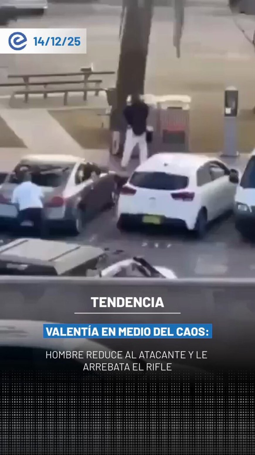 🔵 Un civil intervino en medio del tiroteo en Australia y logró desarmar al atacante al acercarse por detrás, arrebatándole el rifle en plena huida.