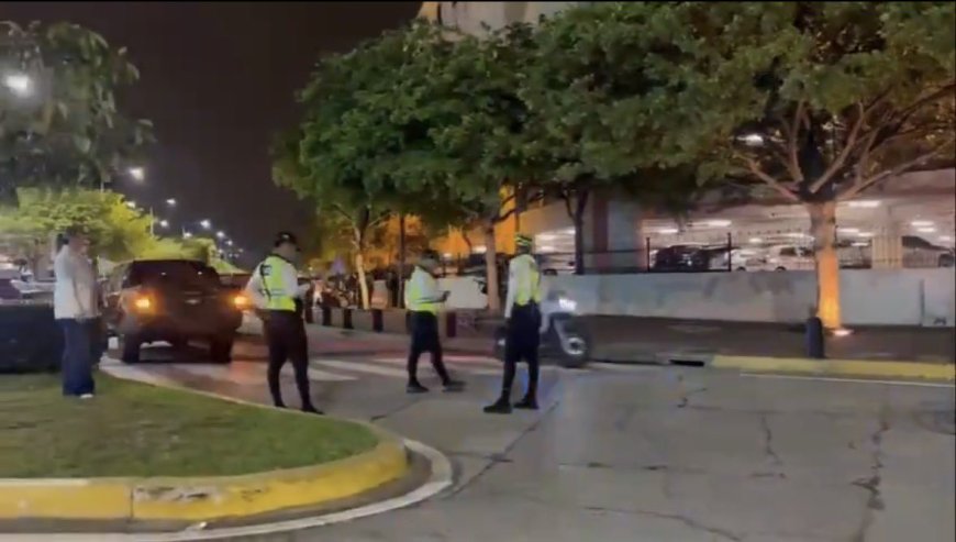 ACTUALIZACIÓN CASO VILLAGE PLAZA Un hombre que había sido secuestrado hace 3 días en el km 26, logró escapar de sus captores que lo llevaban en una camioneta blanca, se lanzó, corrió e ingresó al CC Village Plaza de Samborondón pidiendo ayuda, gritaba que lo auxilien, a los pocos segundos llegaron agentes de la UNASE porque los policías seguían el vehículo de los delincuentes. Como la víctima logró escapar, los secuestradores huyeron.