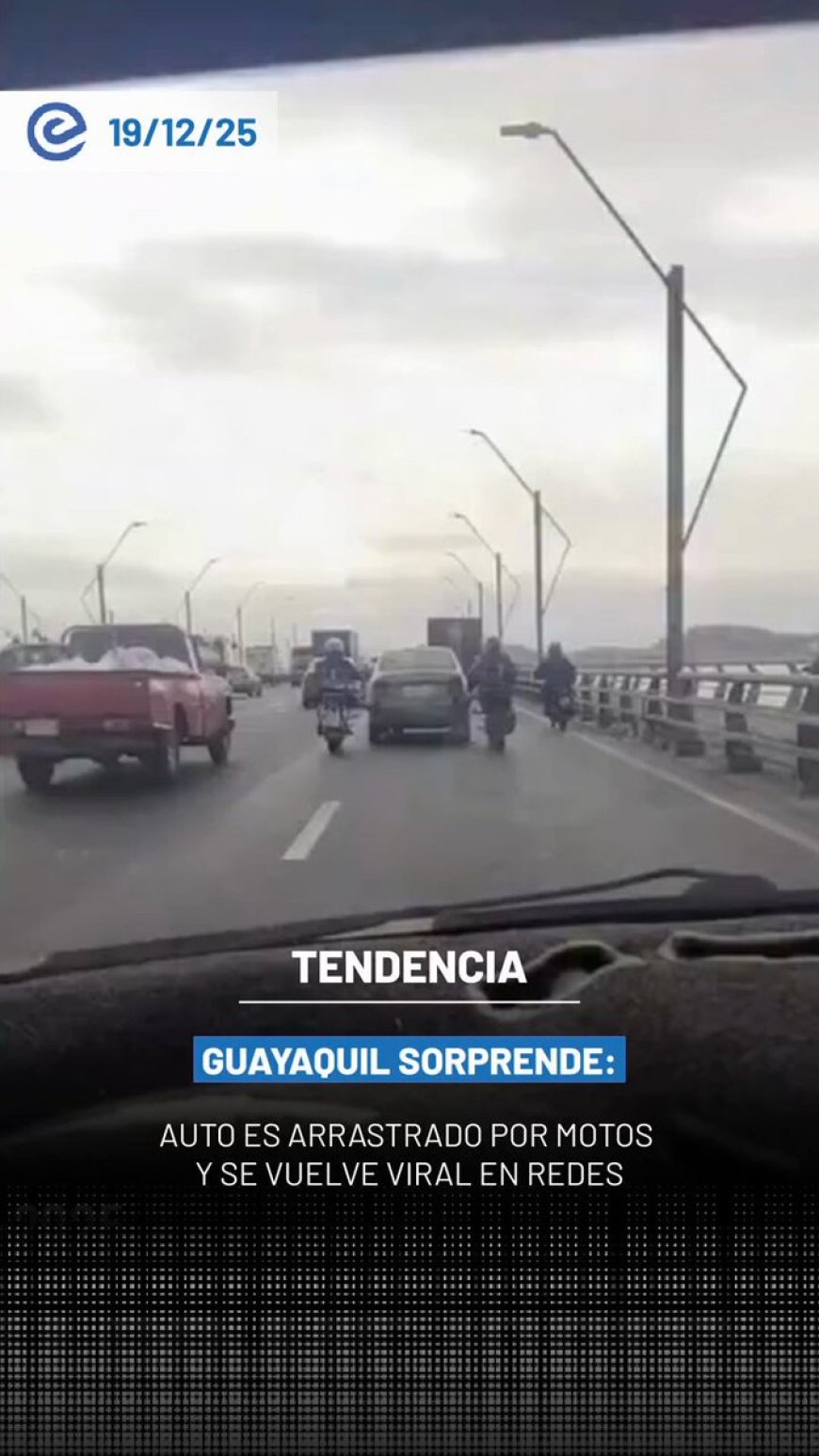 🔵Una escena poco común se registró en el puente Unidad Nacional, en Guayaquil, cuando una motocicleta remolcó a un vehículo Chevrolet en plena vía.