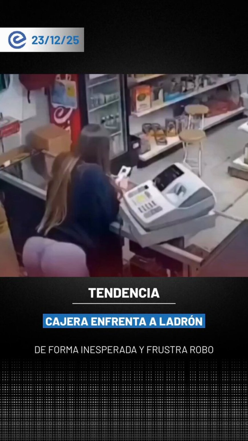 🔵 Un video viral muestra a una cajera, presuntamente en Colombia, enfrentando a un presunto ladrón de forma inesperada para impedir un robo.