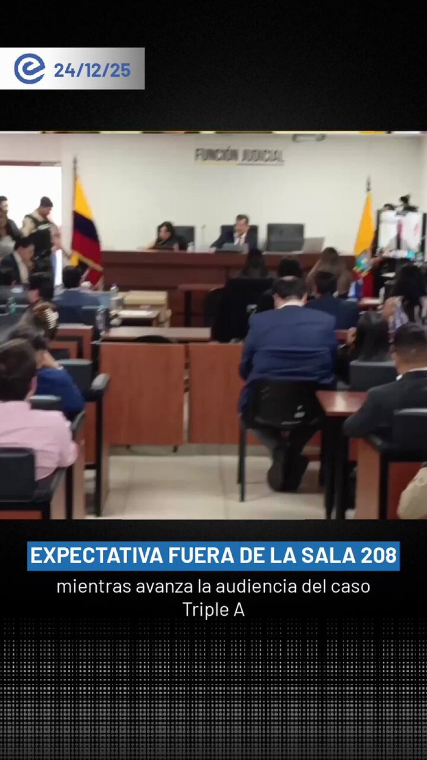🔵 Así se vive el ambiente en los exteriores de la sala 208, donde continúa la audiencia del caso Triple A con la presencia del alcalde de Guayaquil, Aquiles Álvarez.