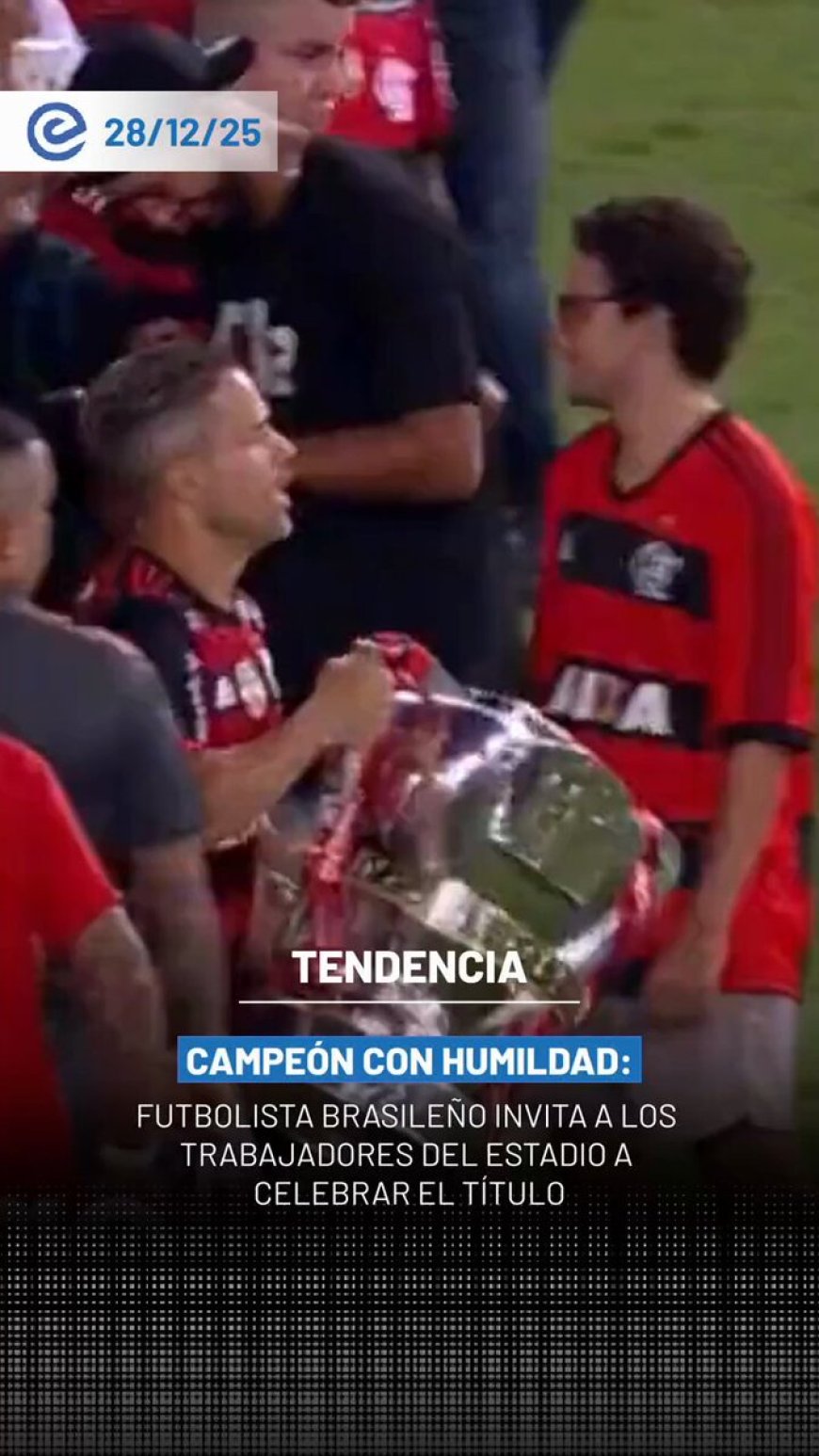 🔵 Tras ganar la Copa de Brasil, un futbolista brasileño protagonizó un gesto que se volvió viral al invitar a los trabajadores de limpieza del estadio a celebrar el título junto a él.