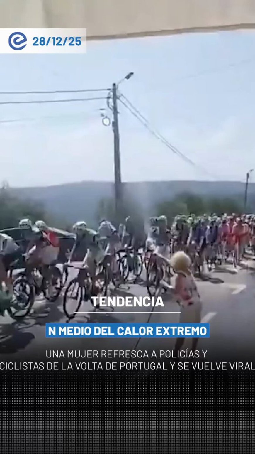 🔵 En plena ola de calor, una mujer sorprendió al refrescar con una manguera a policías y ciclistas durante la Volta de Portugal, en medio de la competición.