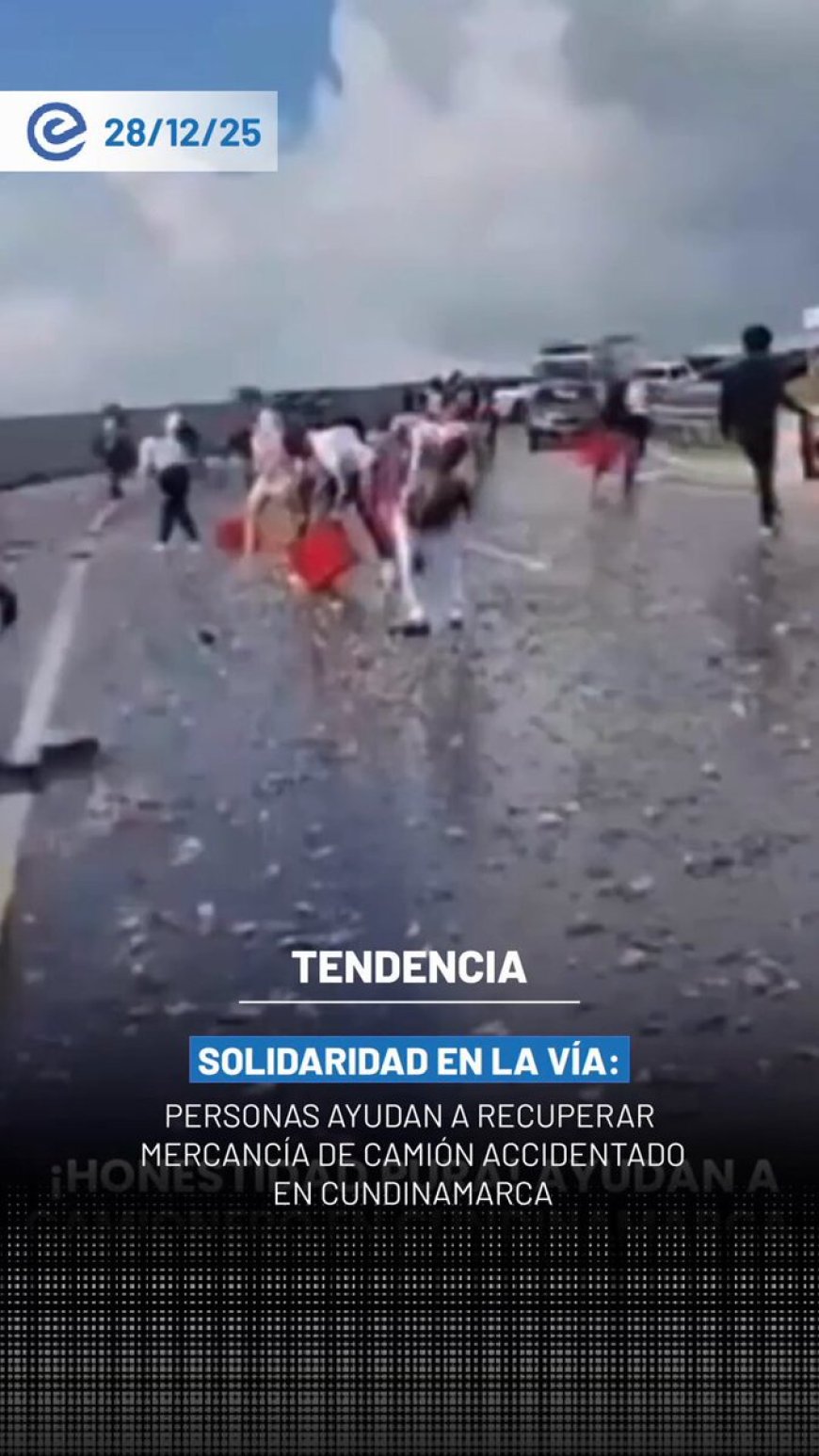 🔵 Ciudadanos auxiliaron a un conductor de un camión de gaseosas que sufrió un accidente en una vía de Cundinamarca.