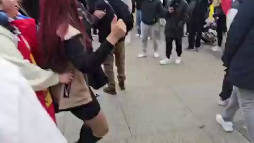 Decenas de venezolanos se han concentrado en la Puerta del Sol de Madrid para celebrar la captura de Nicolás Maduro. Al son de la música folclórica llanera, algunos bailan enfundados en la bandera tricolor venezolana.