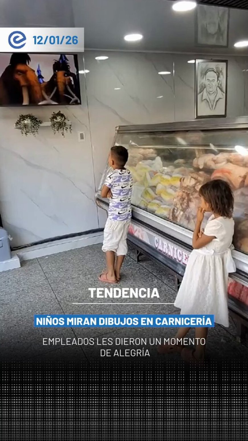 🔵 Un video viral grabado en Venezuela muestra a dos hermanitos detenidos dentro de una carnicería, absortos mirando La Era del Hielo en el televisor del local, en una escena que conmovió a miles en redes sociales.