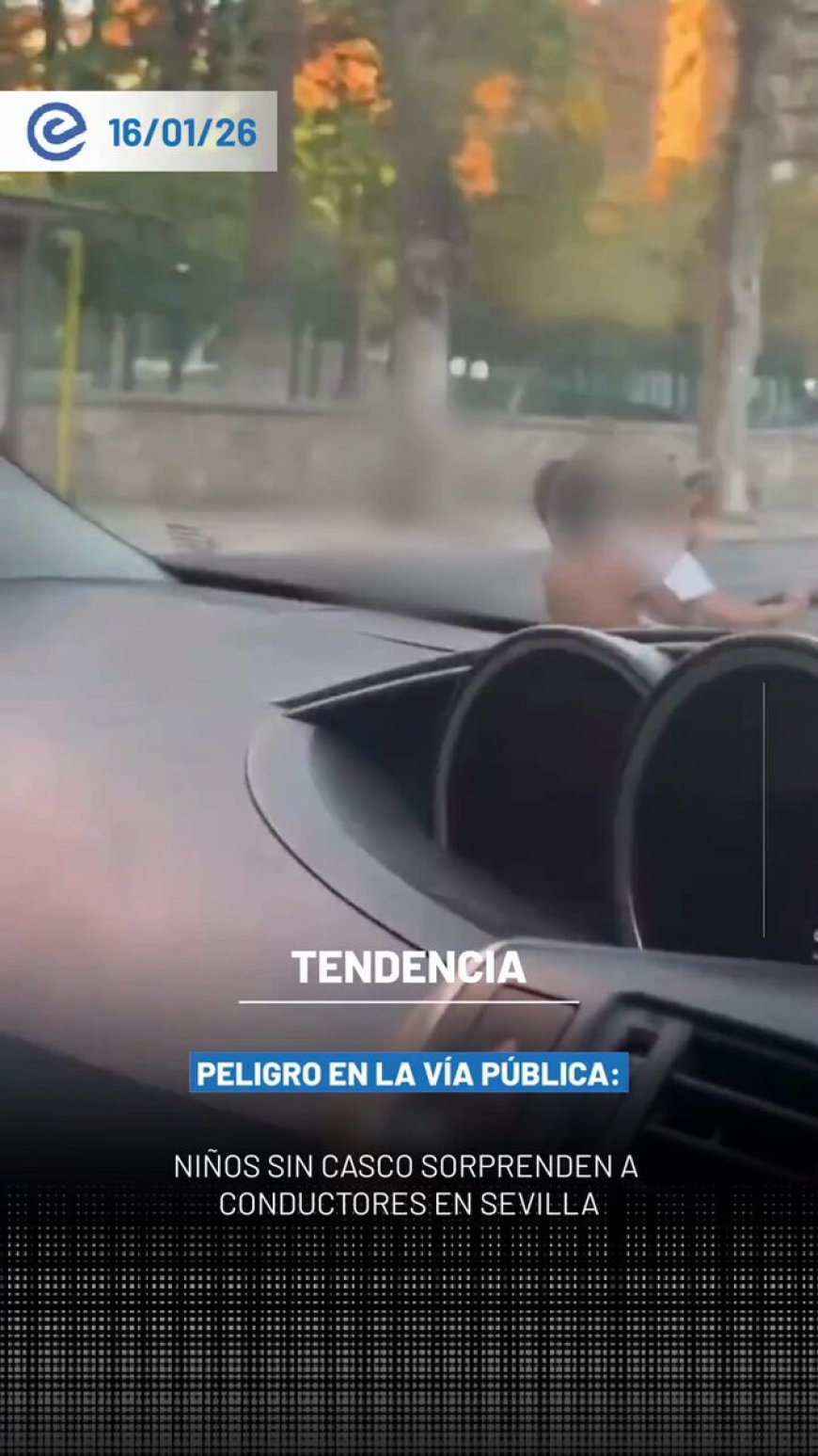 🔵 Dos menores fueron vistos circulando sin casco en una moto de juguete sobre la Avenida Manuel Siurot, en Sevilla.