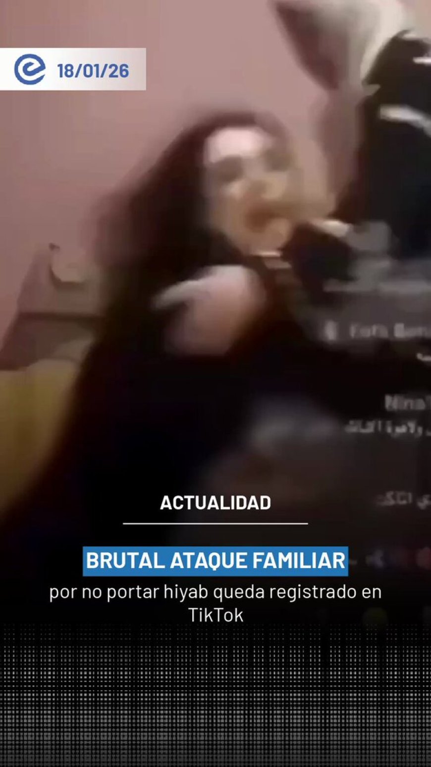 🔵 Un video viral muestra el momento en que los padres de una mujer irrumpen en su habitación y la agreden mientras realizaba una transmisión en vivo en TikTok por no usar el hiyab.